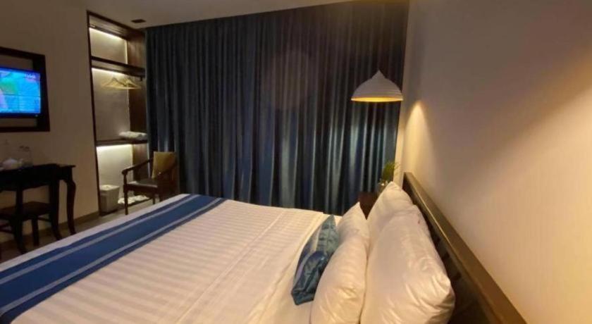 Reasmey Cheanich Hotel Kampong Cham Exterior photo